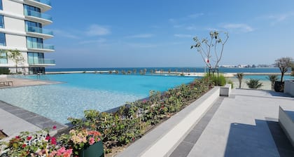 Luxury 5-Star Hotel Beachfront Resort.
Walking ditance to Marassi Galleria Mall.