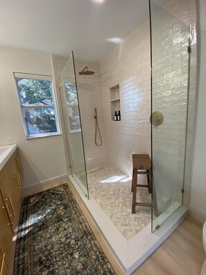 Shower, hair dryer, towels, soap - Renovated! Between Two Squares with Golf Cart ! (The Villages)