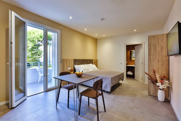 Laptop workspace, free WiFi, bed sheets