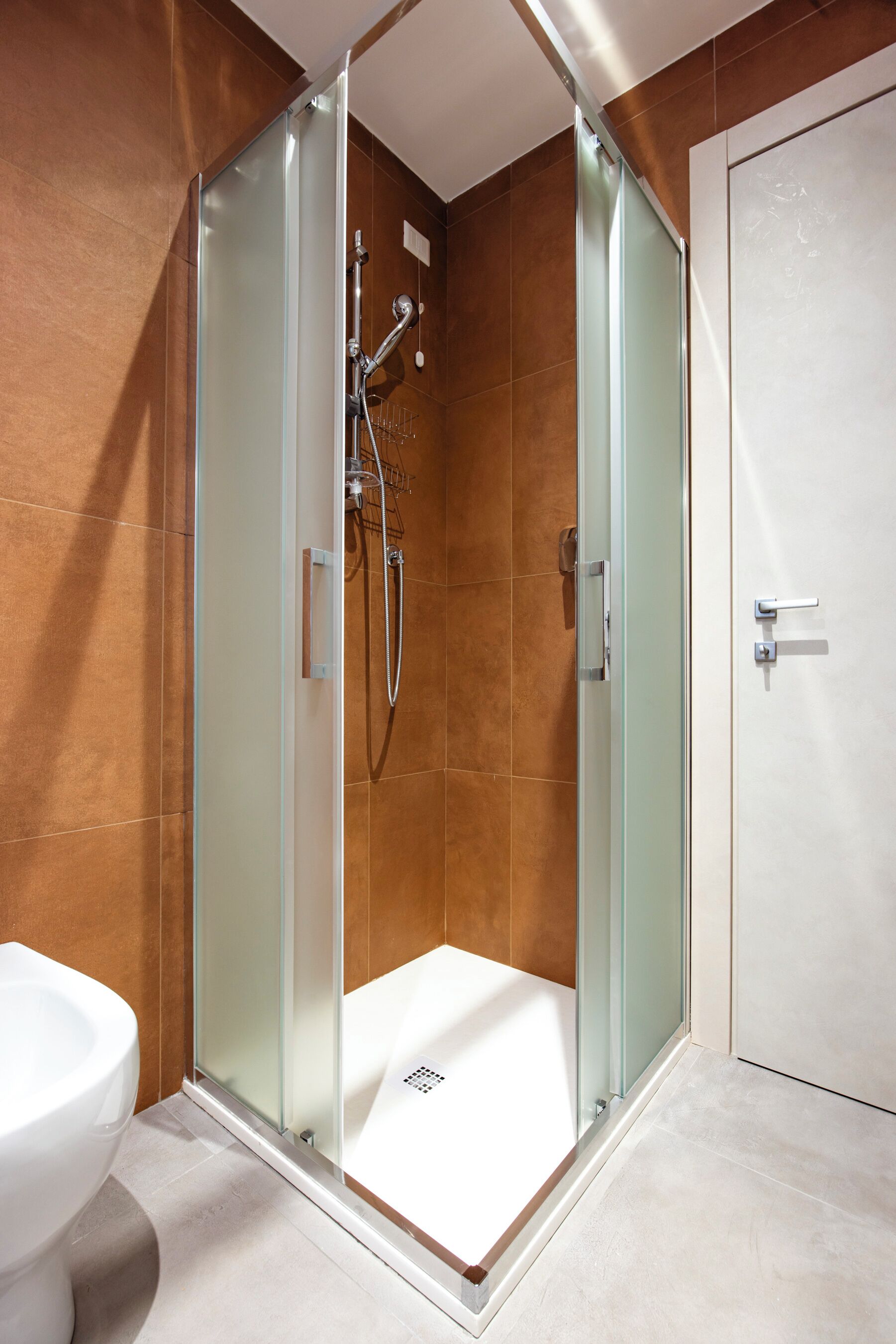 01 - Suite Comfort | حمام | تجهيزات دش، مجففات شعر، مراحيض شطف، مناشف