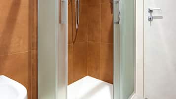 01 - Suite Comfort | Bathroom | Shower, hair dryer, bidet, towels