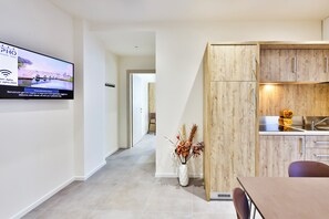 01 - Suite Comfort | Living area | 42-inch flat-screen TV with digital channels