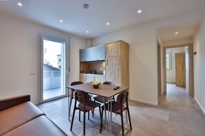 101 - Suite Comfort, balcone | Cozinha privada | Micro-ondas, cooktop, talheres/pratos/utensílios de cozinha