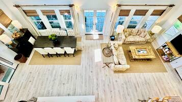 Smart-tv, eldstad, bordsfotboll och ett bordtennisbord