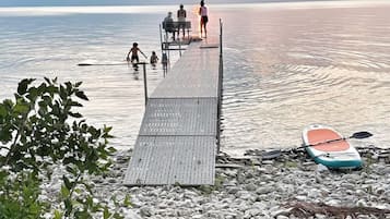 Ligstoelen aan het strand, strandlakens