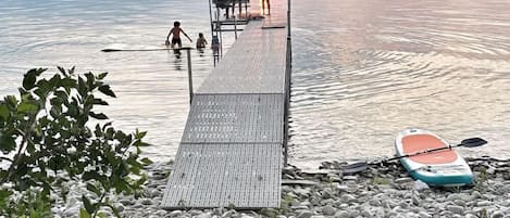 Chaises longues, serviettes de plage