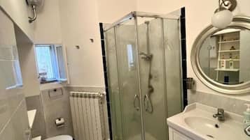 Dusche, Haartrockner, Bidet, Handtücher
