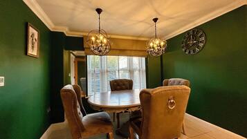 Nhà phong cách cổ điển, sân hiên | Phòng ăn