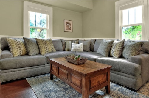 Historic 2-Story Home in Downtown Lakeland perfect for long or short term stay!