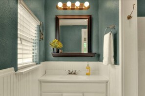 Hair dryer, towels, soap, shampoo - Charming Carriage House with two private units! (Lakeland)