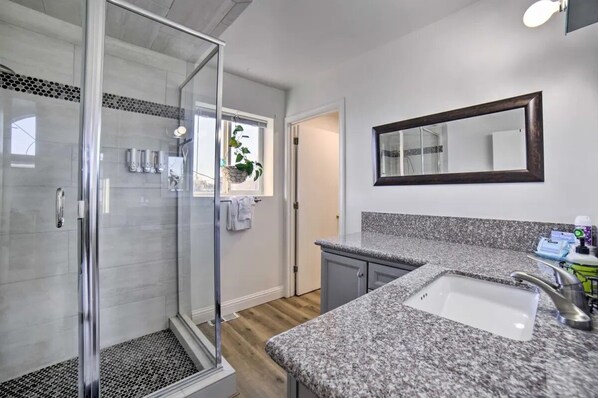 Shower, towels, soap, shampoo - Cozy 2-bedroom house in Reno near UNR - Sleeps 7 (Reno)