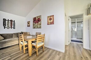 Interior - Cozy 2-bedroom house in Reno near UNR - Sleeps 7 (Reno)