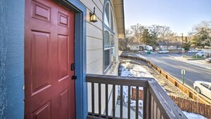 A red door with a small porch and a street view. - Cozy 2-bedroom house in Reno near UNR - Sleeps 7 (Reno)