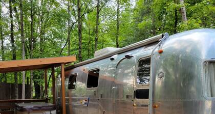 Arlo is a cozy RV in delightful Hico with WiFi, AC