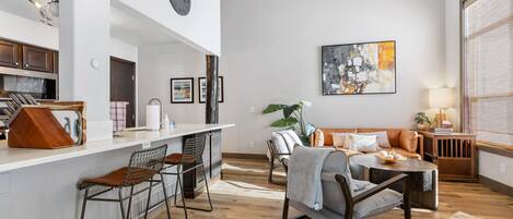 Smart-tv, een open haard en boeken