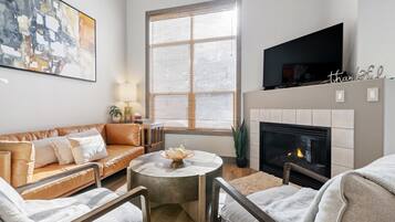 Smart-TV, Kamin, Bücher