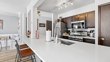 Kühlschrank, Mikrowelle, Ofen, Herdplatte