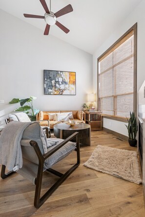 Smart-tv, een open haard en boeken