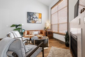 Smart-TV, peis og bøker