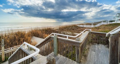 Charming 5-bedroom oceanfront duplex with wonderful views