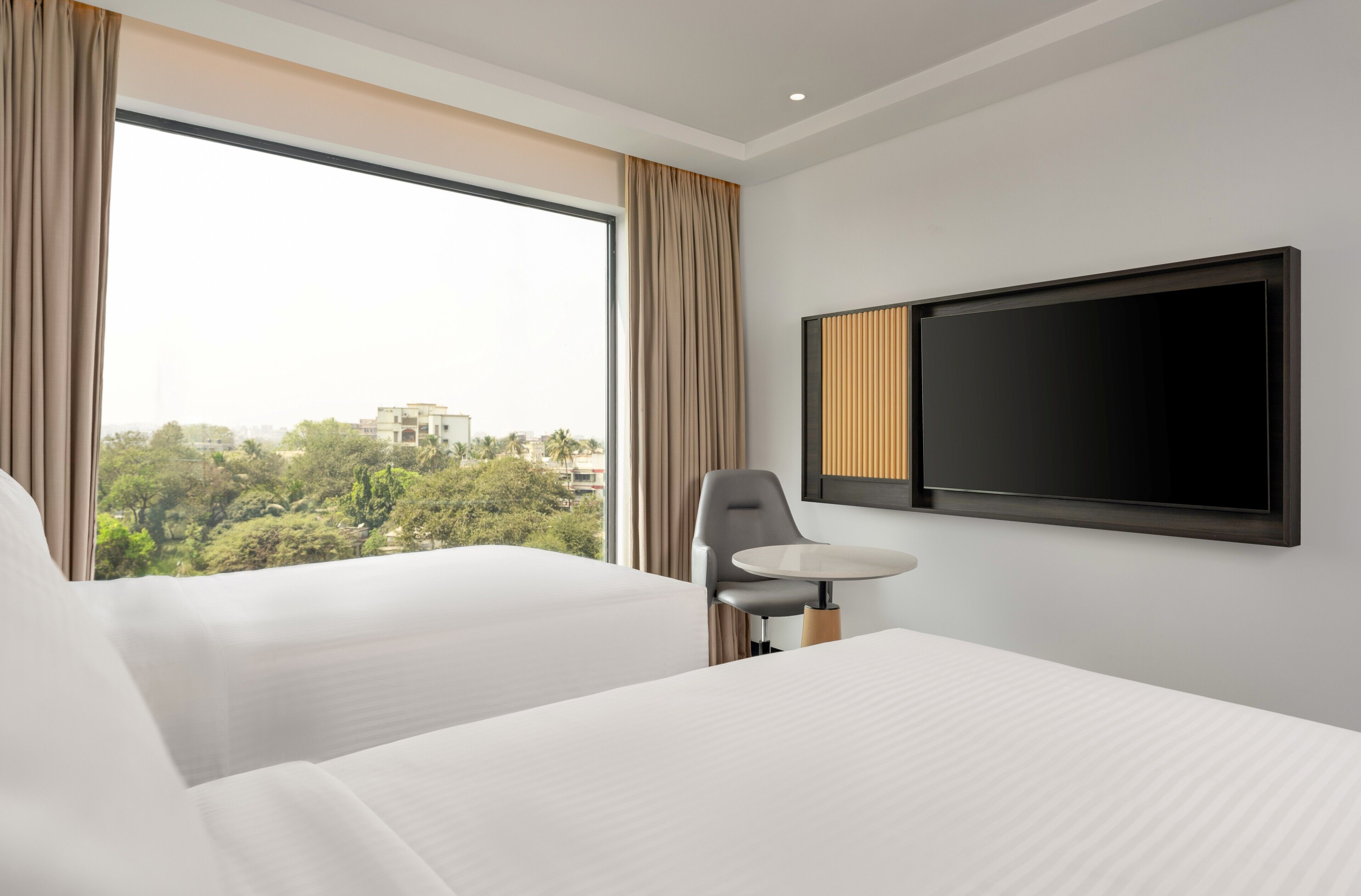 Rom – deluxe, 2 enkeltsenger (Runway View) | Minibar, barnesenger (inkludert), wi-fi (inkludert) og sengetøy