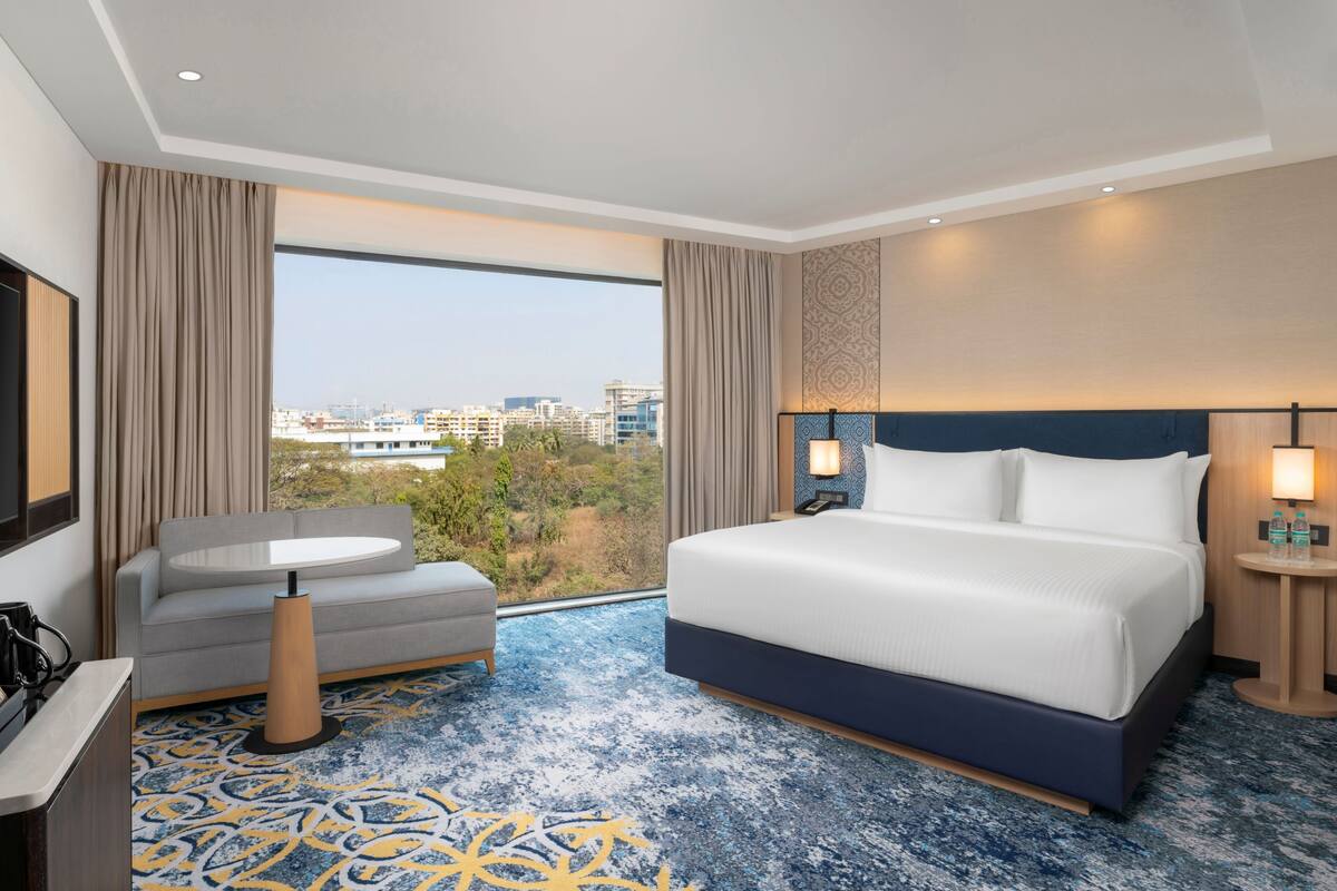 Deluxe Room, 1 King Bed, City View | Minibar, free cribs/infant beds, free WiFi, bed sheets