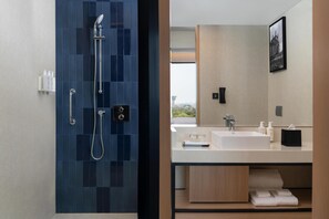 Deluxe Room, 1 King Bed (Runway View) | Bathroom | Shower, rainfall showerhead, free toiletries, hair dryer - Hilton Garden Inn Mumbai International Airport (Mumbai)