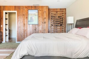 3 bedrooms, desk, iron/ironing board, free WiFi