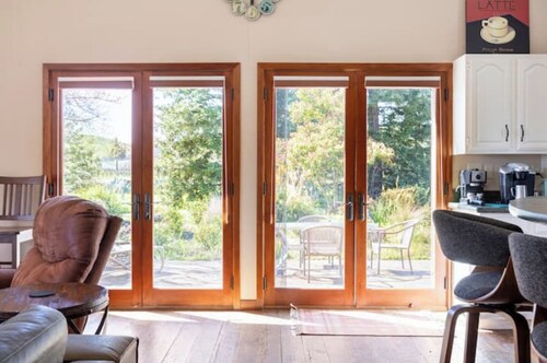 Beaufiul Sonoma house on large property in vineyards with lots of amenities!