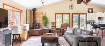 Beaufiul Sonoma house on large property in vineyards with lots of amenities!