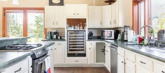 Beaufiul Sonoma house on large property in vineyards with lots of amenities!