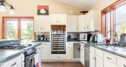 Beaufiul Sonoma house on large property in vineyards with lots of amenities!