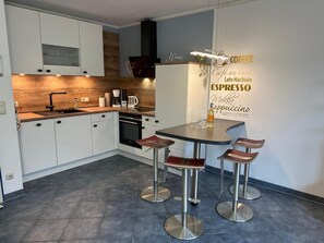 Réfrigérateur, four, lave-vaisselle, cafetière/bouilloire