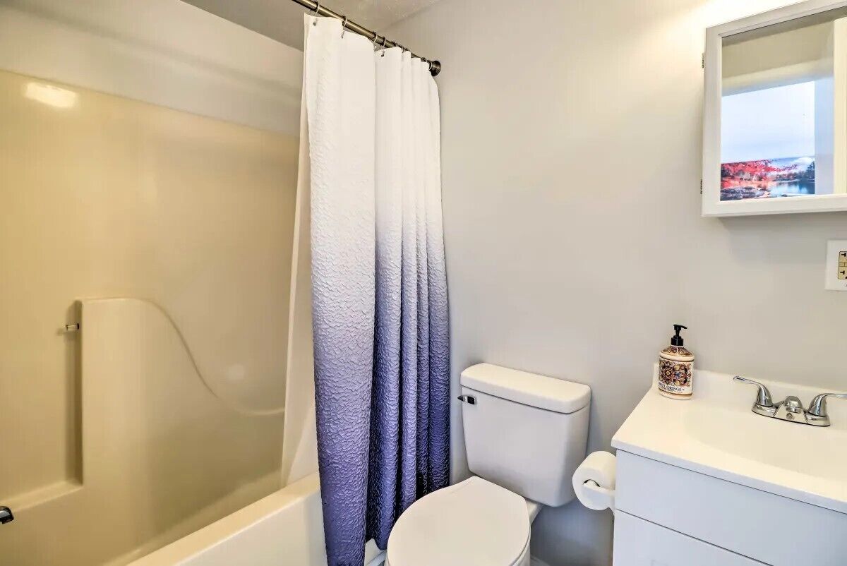 Un baño con bañera, inodoro y lavamanos.