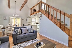 Smart TV, fireplace, books, stereo