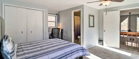 4 chambres, bureau, fer et planche à repasser, lit de bébé portatif
