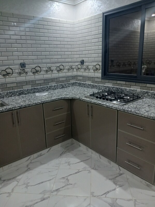 Een koelkast, een microgolfoven, een oven, een kookplaat