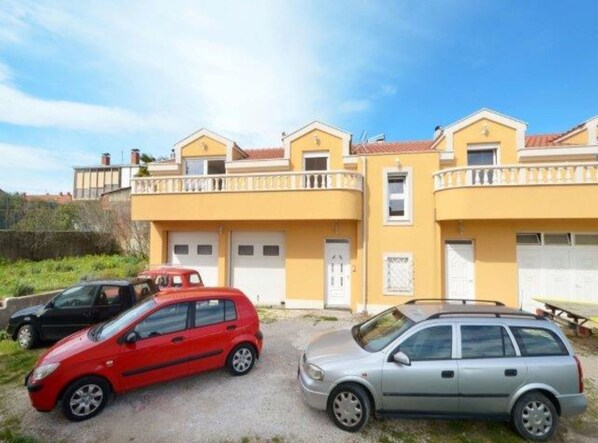 อพาร์ทเมนท์ (Two Bedroom Apartment) | บริเวณภายนอก