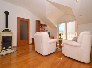 อพาร์ทเมนท์ (Two Bedroom Apartment) | ห้องนั่งเล่น | ทีวีจอแบน 32 นิ้ว พร้อมช่องเคเบิล