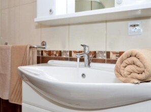 อพาร์ทเมนท์ (Two Bedroom Apartment) | ห้องน้ำ | ฝักบัว, ผ้าเช็ดตัว