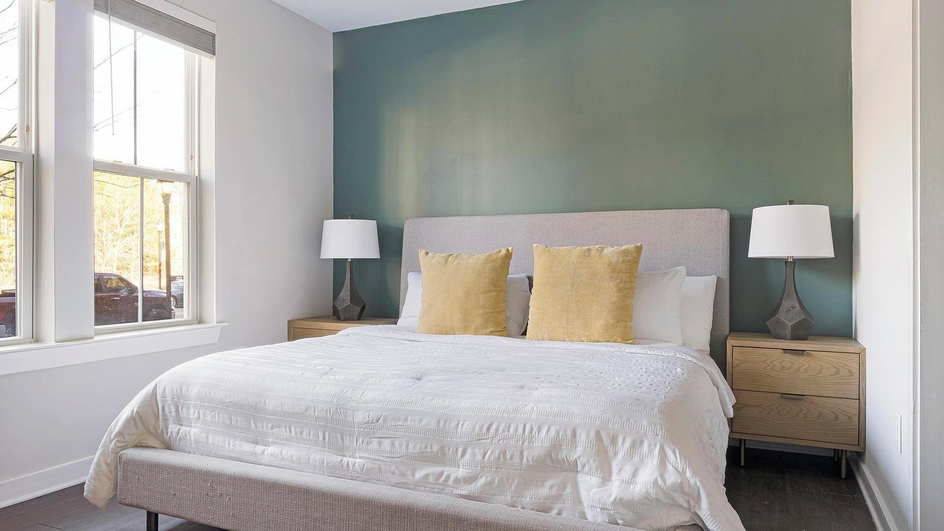 1 slaapkamer, een bureau, een strijkplank/strijkijzer, internet