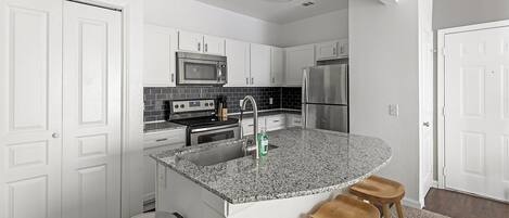 Jääkaappi, mikroaaltouuni, uuni, liesi