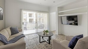 Smart TV - Landing | Modern 1BD, Gym (Fort Worth)