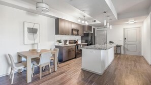 Kühlschrank, Esstisch