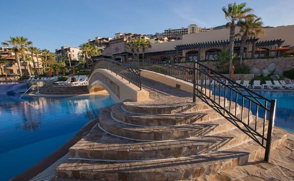 Handrails in stairways - Pueblo Bonito Sunset Beach Cabo (Cabo San Lucas)