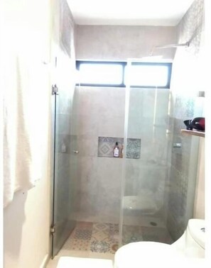 Hårtørrer, håndklæder, Sæbe, Toiletpapir