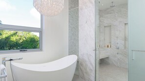 Hair dryer, towels, soap, toilet paper - Bliss Villa Four - Spacious 5-bedroom in impressive ocean front central location (Providenciales)