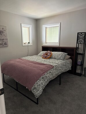 3 室のベッドルーム、セーフティボックス (室内)、デスク、アイロン / アイロン台