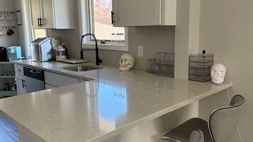 Geladeira, micro-ondas, fogĂŁo, cooktop