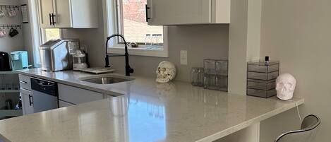 ثلاجة، ميكروويف، فرن، موقد طهي مسطح